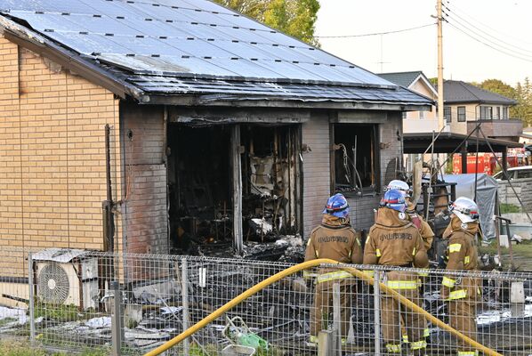 平屋住宅が全焼した火災現場＝21日午後６時10分、小山市犬塚４丁目