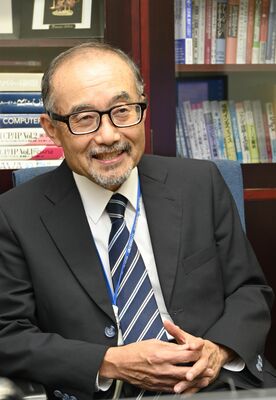 「社会課題を解決できる人材養成を目指したい」と話す荒井学部長