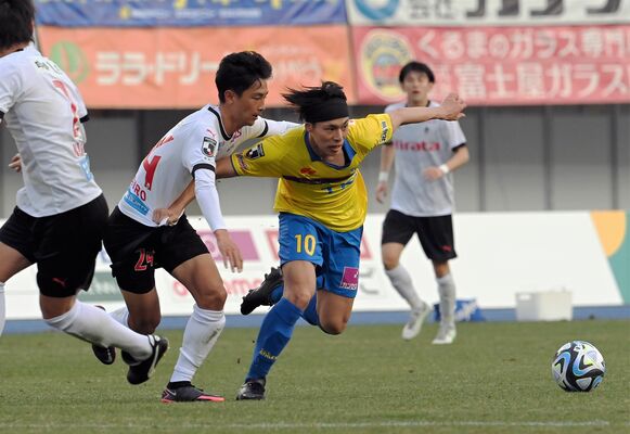 前半33分、ゴール前で競り合う栃木ＳＣのＦＷ森＝カンセキスタジアムとちぎ