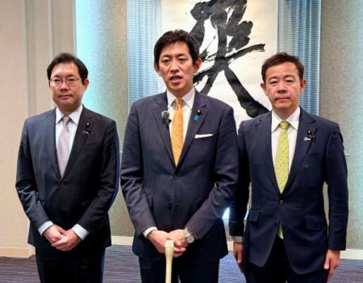 　取材に応じる自民党の小林政調会長（中央）ら＝１４日午後、徳島市