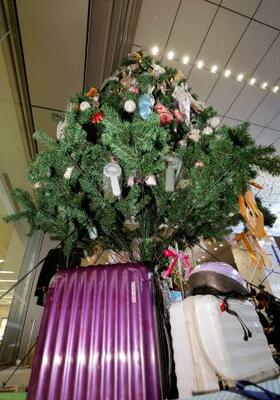 JR博多駅に設置された、持ち主が見つからなかった忘れ物で飾り付けられたクリスマスツリー=10日午後
