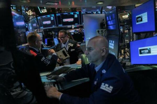 ニューヨーク証券取引所のトレーダー=12日(ロイター=共同)