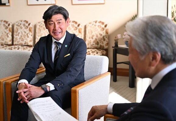 福田知事（右）に今季の意気込みを語る栃木ＳＣの田中監督＝県庁