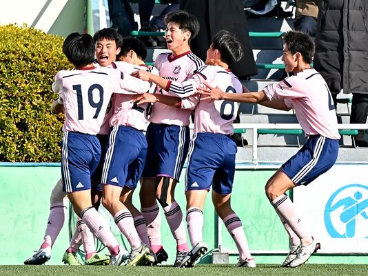 後半ロスタイム、決勝ゴールを決めて喜ぶ佐野日大の中埜（左から２人目）＝東京都の味の素フィールド西が丘