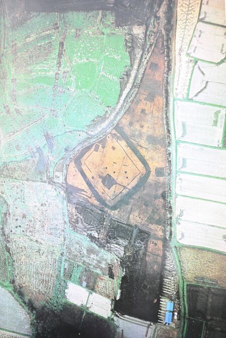 堀越遺跡発掘調査報告書の写真。中央に豪族居館跡の大堀が掘られている