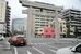 【写真説明】
藤崎八旛宮の参道と国道３号の交差点。鳥居の位置関係から、参道側から国道３号に出る写真左端の左折レーンが、特に幅が狭くなっている＝熊本市中央区（画像の一部を加工しています）