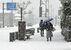 真っ白に積雪したＪＲ今市駅周辺＝24日午前９時50分、日光市中央町