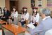 福田知事（右）に抱負を語ったフレッシュメイトの３人ら＝５日午前、県庁