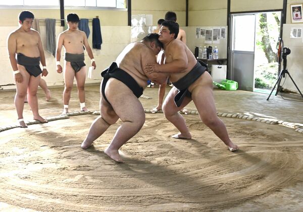 実戦形式の稽古を行う部員ら