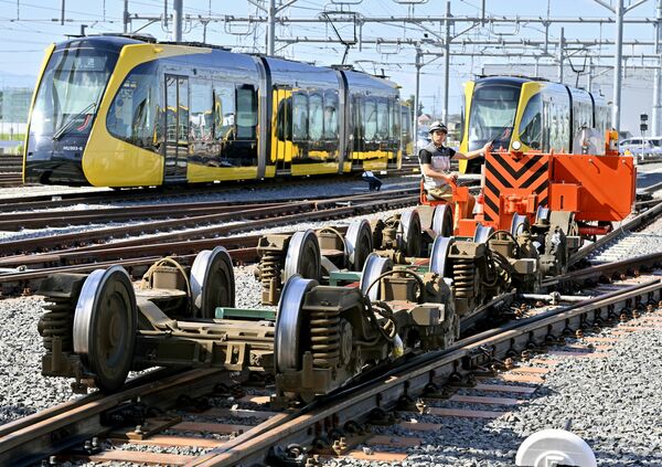 台車３台を連結して車両移動機で洗車場に運搬する