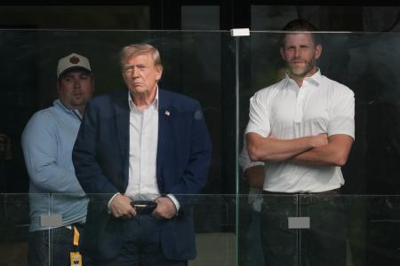 　米バージニア州でゴルフ大会を観戦するトランプ大統領（中央）＝９日（ＡＰ＝共同）