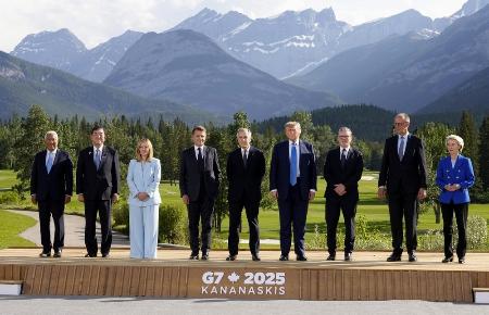 　Ｇ７サミットで記念撮影する各国首脳ら。左からＥＵ大統領、石破茂首相、イタリア首相、フランス大統領、カナダ首相、トランプ米大統領、英首相、ドイツ首相、ＥＵ欧州委員長＝６月16日、カナダ西部カナナスキス（共同）