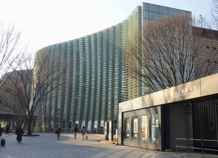 　外壁の曲線が美しい国立新美術館＝東京都港区