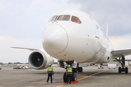　成田空港の駐機場で機体チェックをする国交省の担当者ら＝８月８日