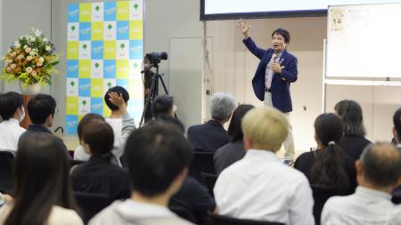 　尾木ママの熱弁に会場から質問の手が挙がった＝東京都教委提供