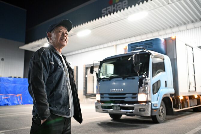 「身体が続く限りドライバーでありたい」と話す亀山肇さん＝佐野市戸奈良町、河野光吉撮影