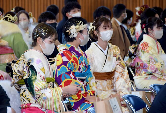 式典に臨む出席者たち
