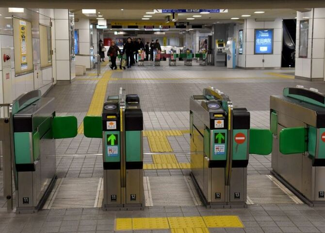 西鉄天神大牟田線薬院駅の自動改札機。進行方向右側に切符の投入口やＩＣカードのタッチ面がある