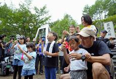 慰霊登山 励まし合い