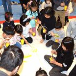 日光キッズゲルニカ　思い思いの平和、180人が大作描く　ネパールで総仕…