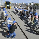 LRTと綱引き対決！　宇都宮・平石中央小の児童が車両基地見学　40トン…