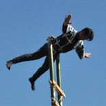 伝統の妙技を披露、はしご乗りの大技に大きな歓声 佐野で5年ぶり出初め式…