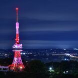 雨上がりの夜空に輝くピンクの宇都宮タワー　がんの早期発見啓発でライトア…