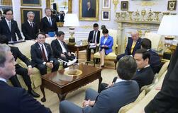 首相、円満演出に腐心