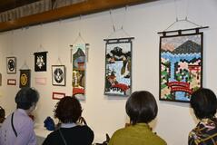 カラフル布地で男体山など再現 