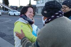 解散前日に妊娠公表「新しい命を授かった」、結果は当選「いいモデルつくれた」