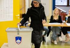 スロベニアで総選挙、投票始まる