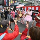 駅前通りが“昭和”一色に　茂木で「昭和の日」イベント　駄菓子や歌謡曲ショー、観光客ら満喫