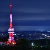雨上がりの夜空に輝くピンクの宇都宮タワー　がんの早期発見啓発でライトアップ