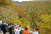 那須・駒止の滝で紅葉見頃