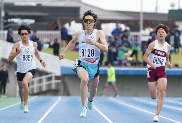 男子４００メートルで２年ぶり４度目の優勝を果たした中里（中央、ＡＢＣロジテム）＝県総合運動公園第２陸上競技場、橋本裕太撮影