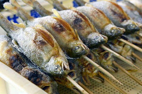 炭火で焼き上げられたアユ