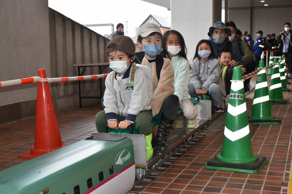 Ｅ５系のミニ新幹線に乗車する子どもたち
