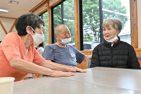 フリートークに花を咲かせる認知症について考える会の参加者たち