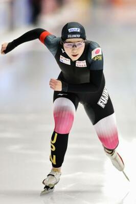 　スピードスケートＷ杯最終戦の女子３０００メートルを滑る堀川桃香＝１月、インツェル（共同）