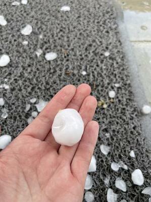 　群馬県藤岡市立北中の敷地内に降ったひょう。ゴルフボールほどの大きさのものもあった＝２０２２年６月（同校提供）