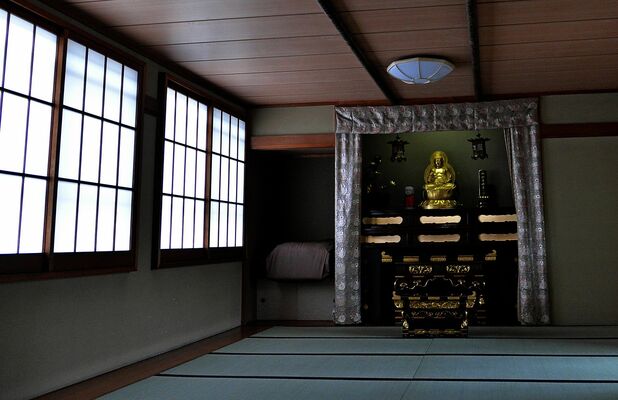 刑務所内にある教戒室。受刑者は改善指導などを通じて、それぞれの罪と向き合っている=2015年2月26日午後