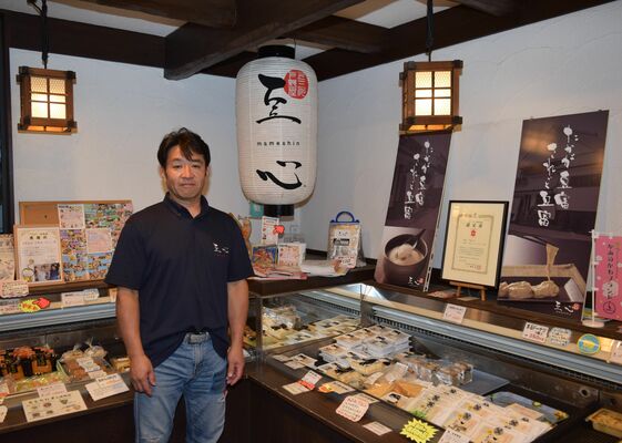 店内に立つ柳田さん