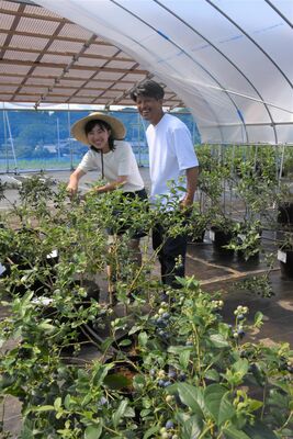町内に移住し、観光農園をオープンする金子太さん、幸代さん夫妻