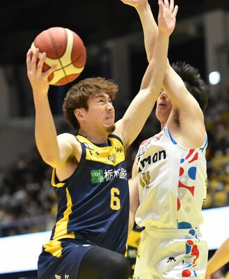 第１クオーター１分、ブレックスの比江島（左）のレイアップ＝ブレックスアリーナ宇都宮、湯田大士撮影