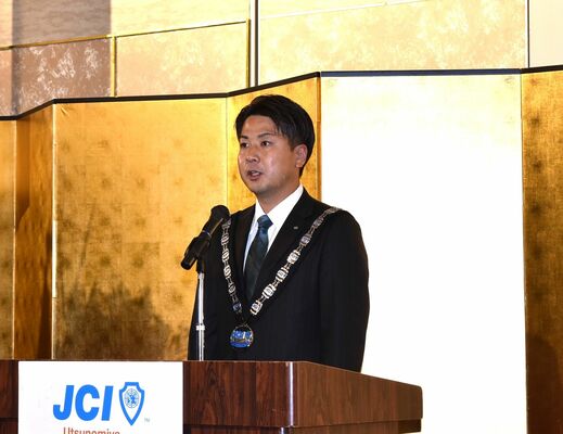 あいさつする福田陽理事長