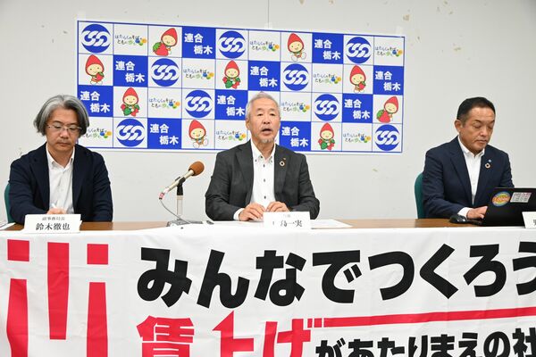 記者会見する中島会長（中央）ら＝20日午前、県庁