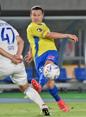 後半14分、栃木ＳＣのＦＷ宮崎がゴールを狙う＝カンセキスタジアムとちぎ