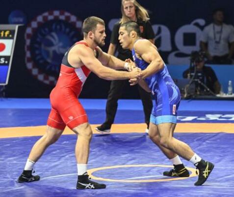 　男子グレコローマン８７キロ級１回戦でセルビア選手（左）と対戦する阪部創＝ザグレブ（共同）