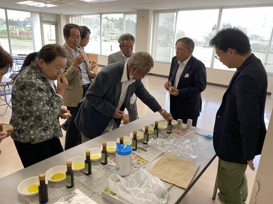 商品化に向けてオリーブオイルを試飲する協議会の会員