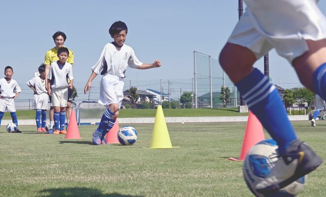 元気よくドリブルの練習をする子どもたち